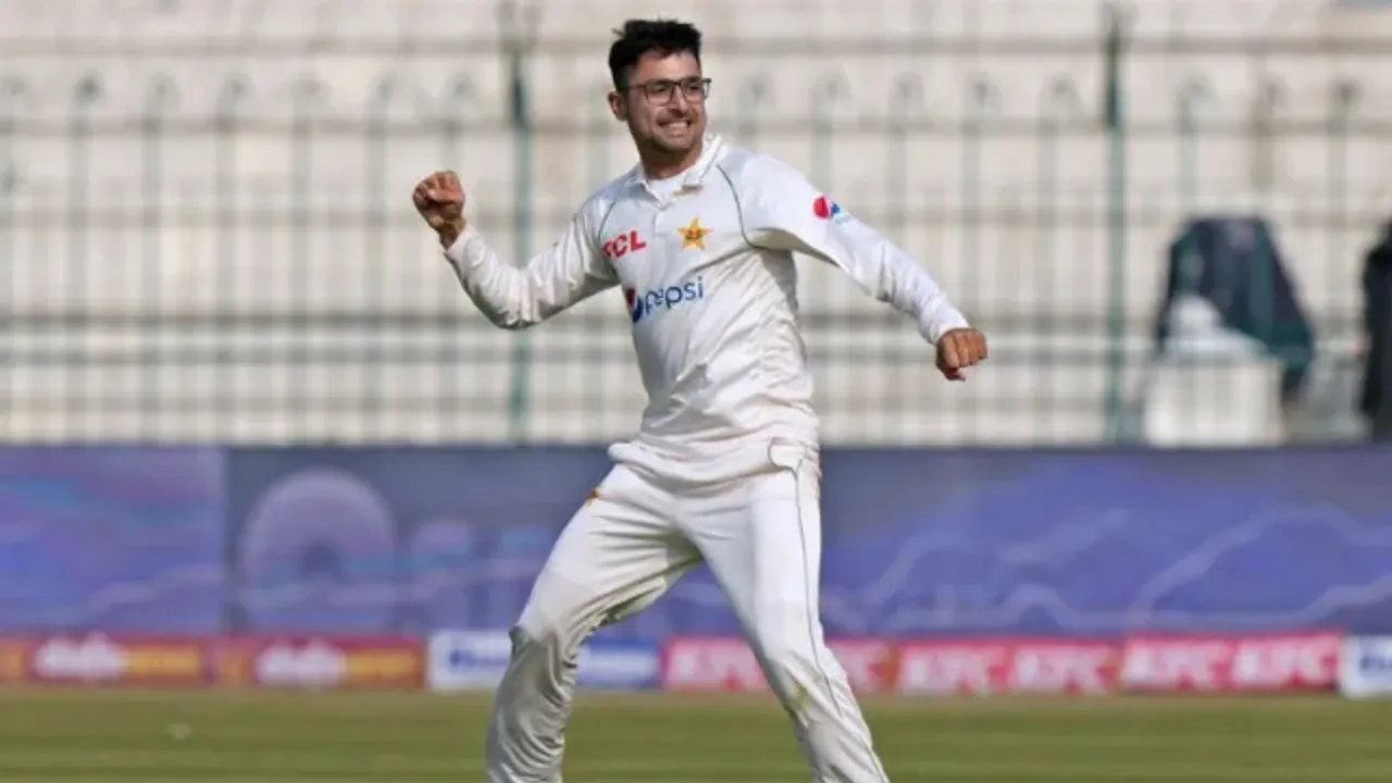 इंग्लैंड की धुआंधार बल्लेबाजी से पाकिस्तान के गेंदबाजों का बुरा हाल, अबरार अहमद को लगा बुखार, अस्पताल जाने तक की पहुंची नौबत!